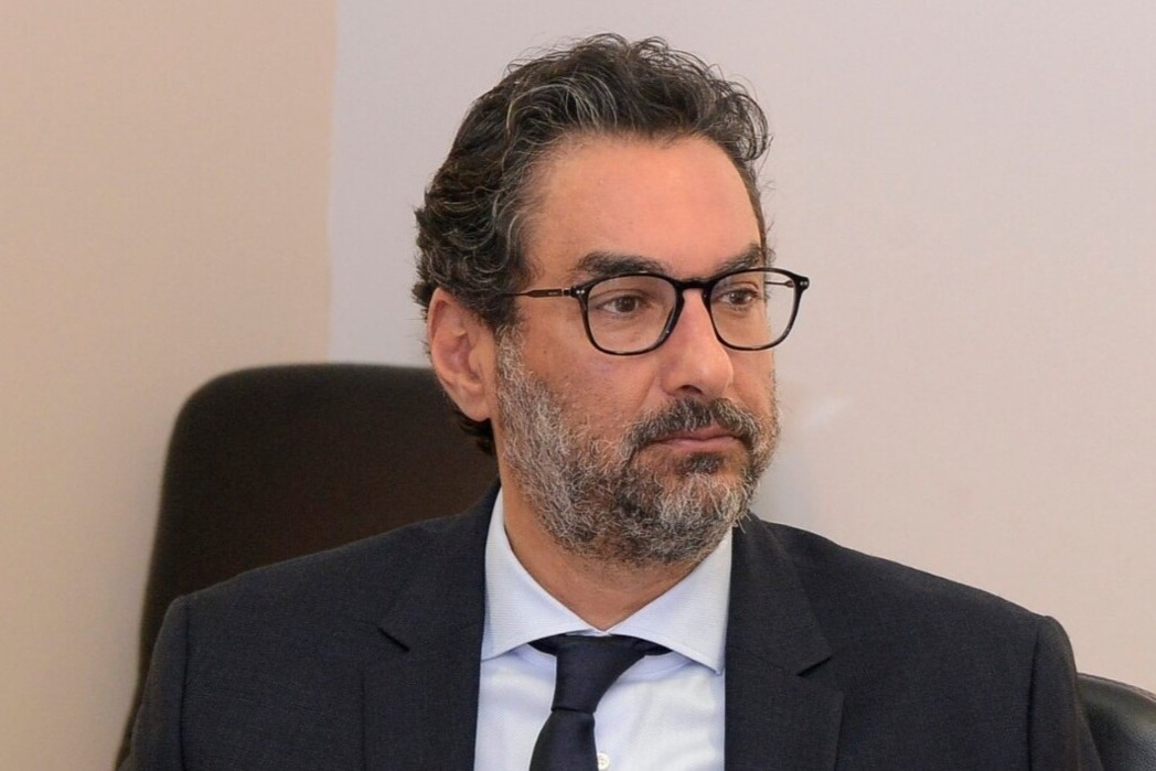 وضاح الصادق ونقل الأموال: دفاع عن المطران وتهـجـ.ـم على الشيخ