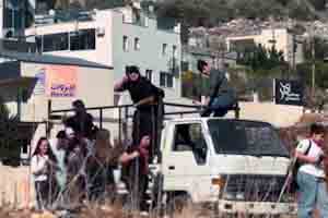 أهل الأرض من فوق الركام: المقاومة خيارنا مهما غلت التضحيات.