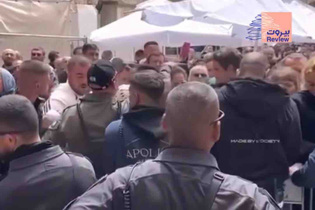العنصرية الإسرائيلية تلاحق المسيحيين.. شرطة العدو تنكّل بالفلسطينيين المسيحيين في مدينة القدس في "سبت النور".
