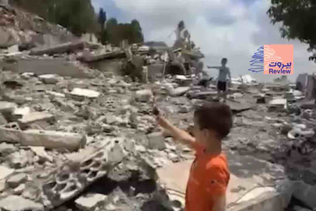 طفلٌ لبناني متفقدًا ركام منزله في جنوب لبنان: "رح نرجع نعمّرو"