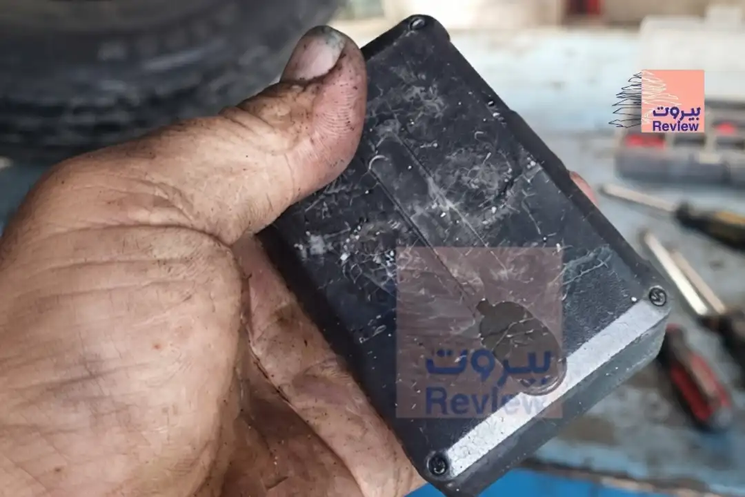 فيديو خاص لـ"بيروت ريفيو" يُظهر جهاز التعقّب الذي عثر عليه  صدفة في سيارة الصحافي حسن عليق