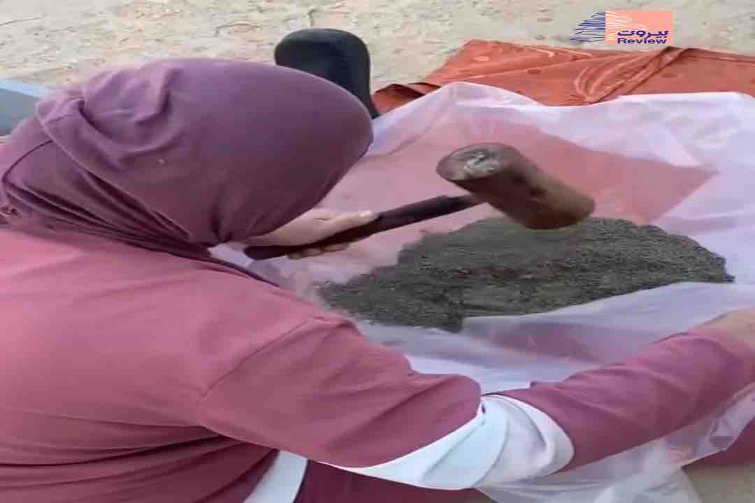 فيديو تداوله ناشطون على وسائل التواصل تظهر فيه سيدة جنوبية تقوم بإعداد مونة الزعتر دون اكتراث بغارة إسرائيلية قريبة في وادي الحجير.